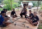 Bhabinkamtibmas-Sosialisasikan-Pencegahan-TPPO,-Bencana-Alam,-dan-Himbauan-Pemilu-Damai-di-Desa-Benteng-Tubi