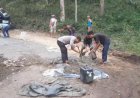 Bhabinkamtibmas-Reok-Barat-Bergotong-Royong-Bersama-Warga-Perbaiki-Jalan-Rusak-Di-Kampung-Rumung