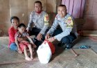 Bhabinkamtibmas-Lelak-Serahkan-Bantuan-Sembako-untuk-Warga-Kurang-Mampu