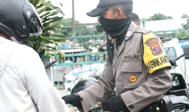 Peduli-Terhadap-Masyarakat,-Bhabinkamtibmas-Polres-Manggarai-Bagikan-Masker.