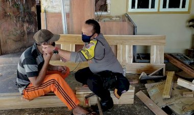 Bhabinkamtibmas-Polres-Manggarai-Bagikan-Masker,-Cegah-Masyarakat-Dari-Covid---19.