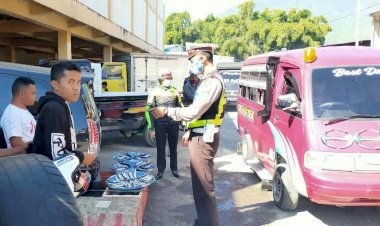 Jelang-Hut-Bhayangkara-ke---74,-Sat-Lantas-Polres-Manggarai-Turun-Imbau-Masyarakat-di-Pasar.