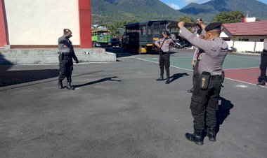 LATIH-KEKOMPAKAN,-SAT-SAMAPTA-POLRES-MANGGARAI-LAKUKAN-DRILL-TONGKAT-T.