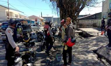 Pimpin-Patrtoli-Roda-Dua,-Kanit-Turjawali-Himbau-Warga-Yang-Berkerumun.