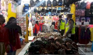Himbau-Tentang-Protokol-Kesehatan-di-Ruang-Publik,-Sat-Lantas-Datangi-Toko-Baju-Yang-Masih-Berjualan-di-Malam-Hari.