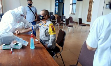 Kapolres-Manggarai-Bersama-Personel-Polres-Manggarai-Lakukan-Rapid-Test.