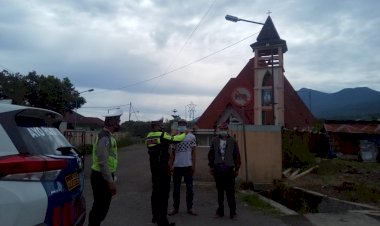 Sambil-Laksanakan-Tugas-Pengamanan-Ibadah,-Sat-Lantas-Bagikan-Masker.