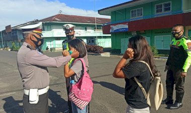 H-09-Operasi-Zebra-Turangga-2020,-Sat-Lantas-Bagikan-Masker.