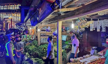 Tanpa-Kenal-Lelah,-Sat-Lantas-Polres-Manggarai-Lakukan-Patroli-Malam-dan-Himbau-Pedagang-Sayur.