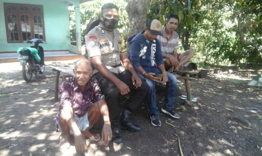 Pakai-Cara-Door-to-Door,-BRIPKA-Arsel-Himbau-Warga-Pakai-Masker.