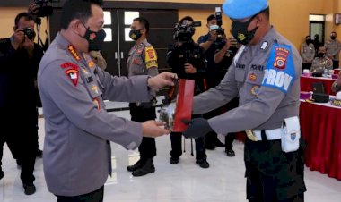 Kapolri-memberikan-penghargaan-berupa-kesempatan-sekolah-perwira-kepada-personel-polda-DIY-yg-berprestasi.