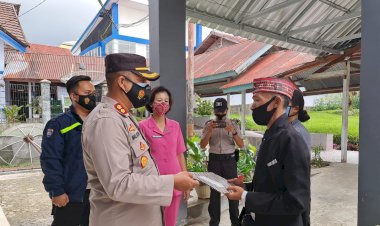 Kapolres-Manggarai-Berikan-Sumbangan-Bagi-Anak-Yang-terlahir-Tanpa-Anus