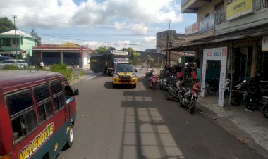 Penyemprotan-DisInfektan-di-seputaran-kota-kota-Ruteng-dengan-menggunakan-kendaraan-AWC-Polres-Manggarai.