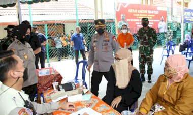 Tinjau-Vaksinasi-Serentak-114-Titik-di-Jatim,-Kapolri-Optimis-Target-2-Juta-Per-Hari-Tercapai