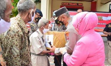 Beri-Bansos-Kepada-Masyarakat-Terdampak-Covid-19,-Kapolda-NTT:-Semoga-Bermanfaat