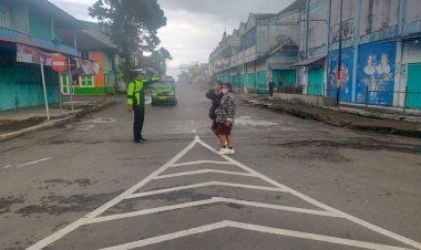 Laksanakan-Pengaturan-Lalu-Lintas-Sat.-Lantas-Polres-Manggarai,-Utamakan-Tempat-Rawan-Kecelakaan