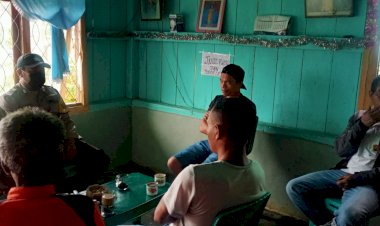 Bhabinkamtibmas-Melaksanakan-Sambang-di-Desa-Pong-La'o