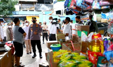 Tinjau-Pasar-Minggu,-Kapolri-Pastikan-Stok-Minyak-Curah-untuk-Warga-Aman