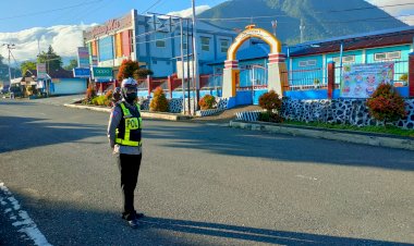 Tak-Lelah,-Sat.-Lantas-Polres-Manggarai-Terus-Laksanakan-Pengaturan-Sejak-Pagi-Hari