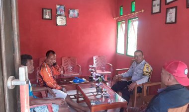 Bhabinkamtibmas-Kec.-Lelak-Sambangi-Warga-Setempat