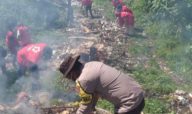 Bhabinkamtibmas-Kec.Reok-Ikuti-Kegiatan-Sabtu-Bersih