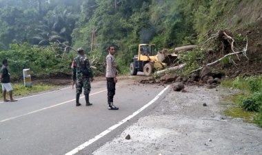 Sigap,-Personel-Polsek-Cibal-Turun-Langsung-Ke-Tempat-Tanah-Longsor