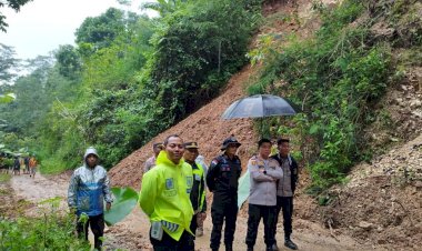 Kapolres-Manggarai-Tinjau-langsung-Lokasi-Longsor-Di-Cibal