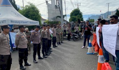 Polres-Manggarai-Melaksanakan-Pengamanan-Aksi-Unjuk-Rasa-Damai-LSM-LPPDM-di-Bank-BPD-Ruteng-dan-Kantor-Kejaksaan-Negeri-Manggarai
