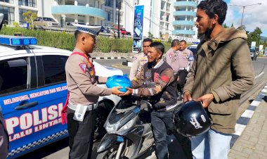 Hari-Ke-13-Ops-Patuh-Turangga-2023,-Kasat-Lantas-AKP-Made-Hendra-Kusumanata,-S.I.K-bagikan-bantuan-paket-sembako-kepada-pengendara-R2,-khususnya-para-tukang-ojek,-yang-tertib-dan-patuh-pada-aturan-berlalu-lintas