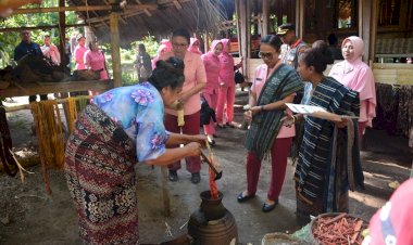 Dukung-Kebudayaan-di-Sikka,-Ketua-Umum-Bhayangkari-Ny.-Juliati-Sigit-Prabowo-Kunjungi-Sangar-Tenun-Ikat-Lepo-Lorun.-