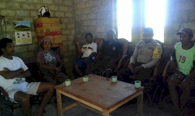 Bhabinkamtibmas-Satarmese-Barat-Sosialisasi-Pencegahan-TPPO,-Bahaya-Gigitan-HPR,-dan-Kebakaran-Hutan