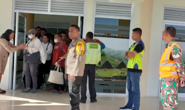 Giat-Pengamanan-Anggota-Pospol-KP3-Udara-Frans-Sales-Lega-Ruteng-Terhadap-Pesawat-Wings-Air-ATR-72-500-di-Bandara-Frans-Sales-Lega-Ruteng