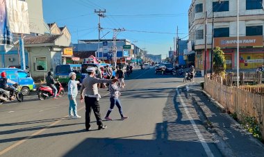 Satuan-Lalu-Lintas-Polres-Manggarai-Aktif-dalam-Giat-Rutin-Menjaga-Keselamatan-Berlalu-Lintas