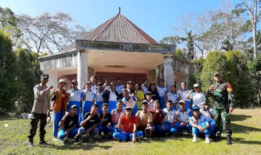 Bhabinkamtibmas-Aipda-Ridwan-N.-Labalu-dan-Babinsa-Praka-Yuspi-Hakiki-Bersama-Siswa-Paskibraka-Memperingati-HUT-RI-ke-78-di-Makam-Pahlawan-Motang-Rua