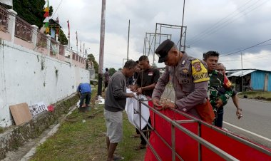 Bripka-Damasus-S.-Sunding,-Bhabinkamtibmas-Kecamatan-Langke-Rembong,-Gotong-Royong-Pembangunan-Gapura-dalam-Rangka-Peringatan-HUT-Ke-78-Republik-Indonesia