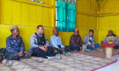 Bripka-Albertus-Rahmat-Himbau-Warga-Kampung-Wetok-untuk-Waspadai-Perdagangan-Orang-dan-Karhutla