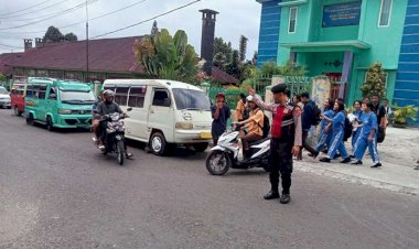 Patroli-dan-Pengaturan-Arus-lalu-Lintas-oleh-Satuan-Samapta-Polres-Manggarai-di-Kota-Ruteng