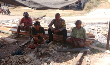 BRIPKA-Selestinus-Soro-Sosialisasikan-cegah-TPPO-di-Desa-Wae-Mulu,-Manggarai