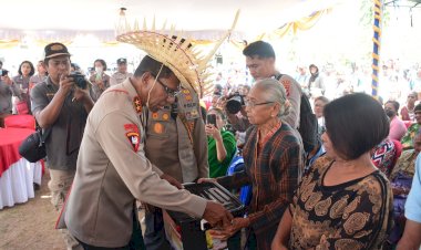Polda-NTT-Menebarkan-Kasih-dalam-Kegiatan-Bakti-Sosial,-Kesehatan,-dan-Rohani-di-Kecamatan-Sulamu.-