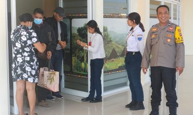 Anggota-Pospol-KP3-Udara-Frans-Sales-Lega-Ruteng-Amankan-Kedatangan-dan-Keberangkatan-Pesawat-Wings-Air