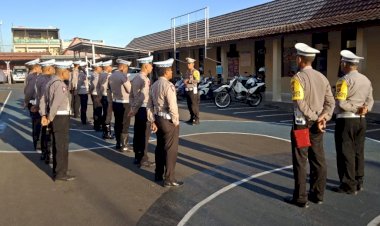 Kasat-Lantas-Polres-Manggarai-pimpin-Apel-Pagi-Satuan-Lalu-Lintas,-Persiapan-Pelaksanaan-Gatur-Pagi