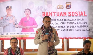 Kapolda-dan-Ketua-Bhayangkari-Daerah-NTT-Menyentuh-Hati-Masyarakat-Lansia-di-Sabu-Raijua,-