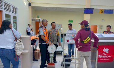 Anggota-Pospol-KP3-Udara-Frans-Sales-Lega-Ruteng-Melakukan-Pengamanan-Pesawat-Wings-Air-ATR-72-500