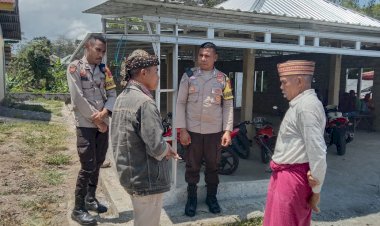 Bripka-ARSEL-LIUNIMA-dan-Briptu-RICARD-MANDIRI,-Babinkamtibmas-Kecamatan-Satarmese-Barat,-Kabupaten-Manggarai,-Sosialisasi-TPPO,-Pencegahan-Rabies,-Kebakaran-Hutan,-dan-Curanmor