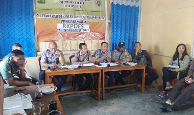 Kapospol-Wae-Ri’I,-Petugas-Bhabinkamtibmas-dan-Pejabat-Desa-Turun-Tangan-dalam-Memediasi-Konflik-Keluarga