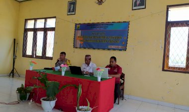 Kapolsek-Reo,-sampaikan-Materi-PKDRT-dalam-penyuluhan-Hukum-di-Ruangan-Aula-Kantor-Camat-Reok-Barat-guna-Meningkatkan-Kesadaran-Hukum-di-Wilayah-Kecamatan