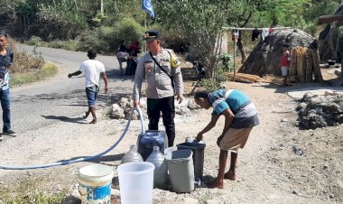 Bhakti-Sosial-:-Kapolsek-Reo-Bagikan-5.000-Liter-Air-Bersih-kepada-Warga-Desa-Robek