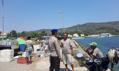 Kasubnit-Bimas-Air-Sat-Polairud-Polres-Manggarai-Himbau-Nelayan-di-Pelabuhan-Reo