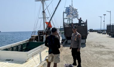 Kegiatan-Pengamanan-Aktifitas-Bongkar-Muat-di-Pelabuhan-Laut-Kelas-II-Reo-Berjalan-Lancar