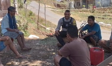 BRIPKA-Theodorus-Angkat,-Bhabinkamtibmas-Kecamatan-Satar-Mese,-Melakukan-Sambang-dan-Patroli-di-Kampung-Mesir,-sampaikan-himbauan-Kamtibmas